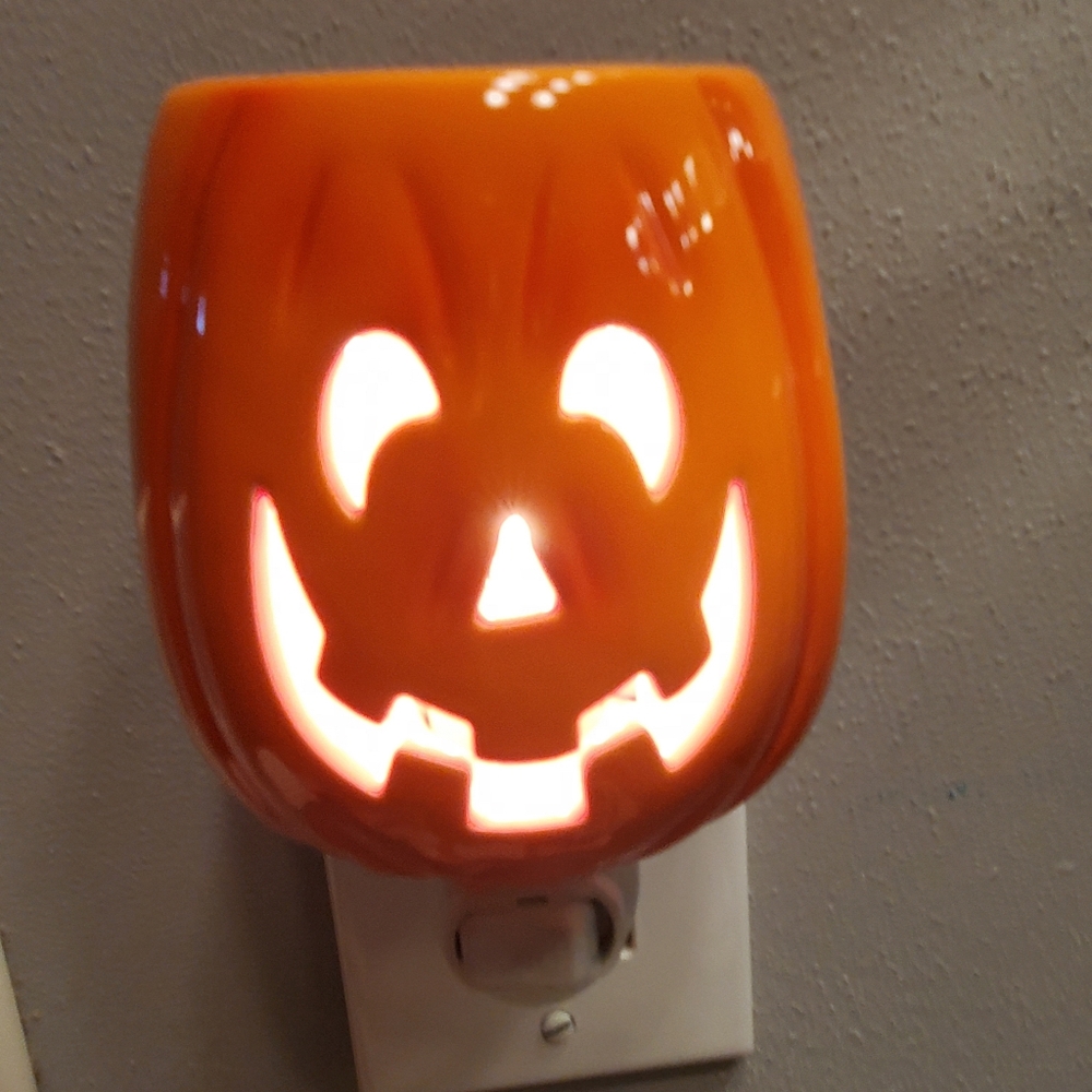 Cut it Out Scentsy Plugin Mini Warmer Pumpkin - Picture 13 of 14